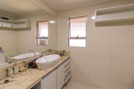 Casa à venda com 220m², 3 quartos e 4 vagas Casa à venda com 220m², 3 quartos e 4 vagasSuíte