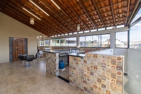 Casa à venda com 220m², 3 quartos e 4 vagas Casa à venda com 220m², 3 quartos e 4 vagasTerraço