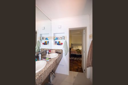 Casa à venda com 373m², 5 quartos e 3 vagas Casa à venda com 373m², 5 quartos e 3 vagasbanheiro da suite