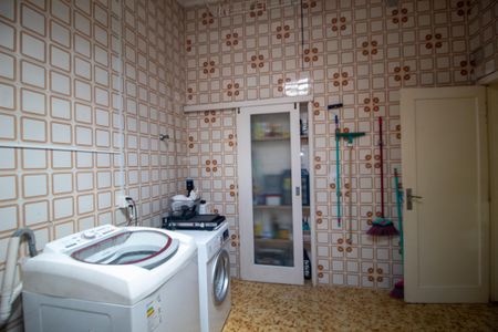 Casa à venda com 373m², 5 quartos e 3 vagas Casa à venda com 373m², 5 quartos e 3 vagasÁrea de Serviço