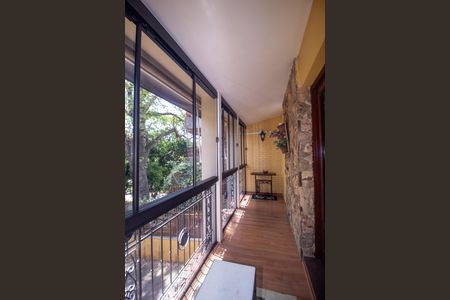 Casa à venda com 373m², 5 quartos e 3 vagas Casa à venda com 373m², 5 quartos e 3 vagasVaranda