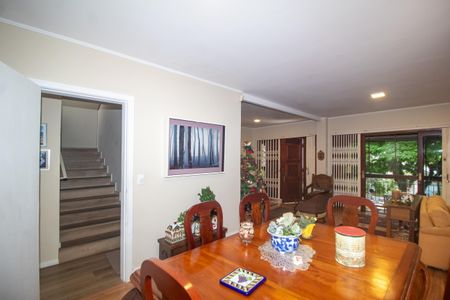 Casa à venda com 373m², 5 quartos e 3 vagas Casa à venda com 373m², 5 quartos e 3 vagasSala