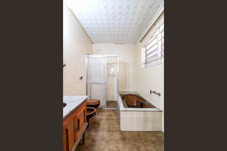 Casa à venda com 300m², 2 quartos e 4 vagasBanheiro da Suíte 2