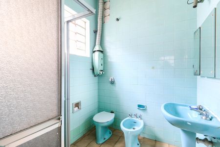 Casa à venda com 300m², 2 quartos e 4 vagasBanheiro da Suíte 1