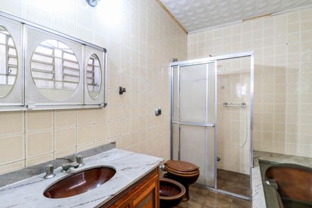 Casa à venda com 300m², 2 quartos e 4 vagasBanheiro da Suíte 2