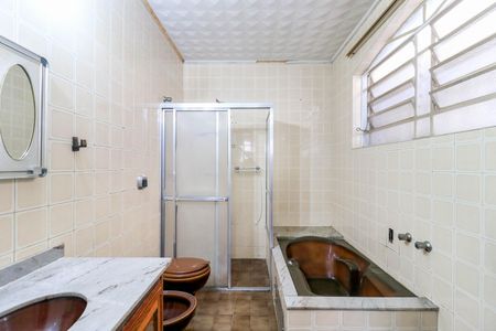 Casa à venda com 300m², 2 quartos e 4 vagasBanheiro da Suíte 2