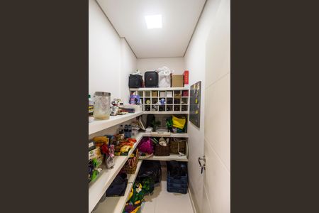 Casa de condomínio à venda com 485m², 4 quartos e 6 vagasDespensa