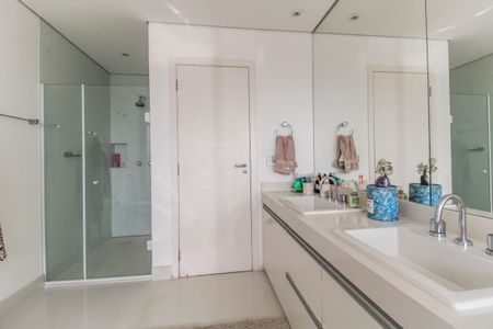 Casa de condomínio à venda com 485m², 4 quartos e 6 vagasBanheiro da Suíte 1