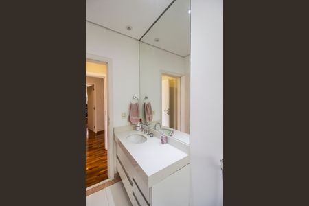 Casa de condomínio à venda com 485m², 4 quartos e 6 vagasBanheiro da Suíte