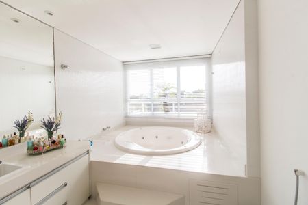 Casa de condomínio à venda com 485m², 4 quartos e 6 vagasBanheiro da Suíte 1