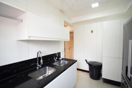 Apartamento à venda com 233m², 3 quartos e 4 vagas Apartamento à venda com 233m², 3 quartos e 4 vagaslavanderia