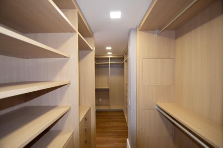 Apartamento à venda com 233m², 3 quartos e 4 vagas Apartamento à venda com 233m², 3 quartos e 4 vagascloset suite 1