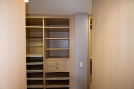 Apartamento à venda com 233m², 3 quartos e 4 vagas Apartamento à venda com 233m², 3 quartos e 4 vagascloset suite 1