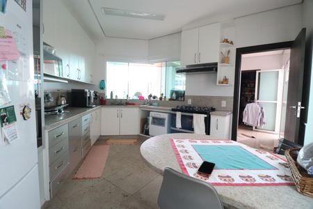 Casa de condomínio para alugar com 292m², 5 quartos e 2 vagasCozinha