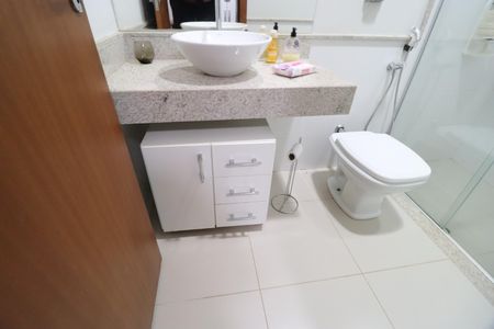 Casa de condomínio para alugar com 292m², 5 quartos e 2 vagasBanheiro da Suíte