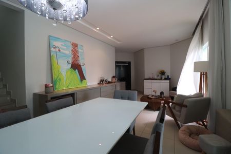 Casa de condomínio para alugar com 292m², 5 quartos e 2 vagasSala