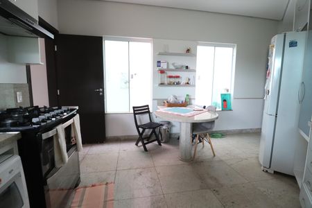 Casa de condomínio para alugar com 292m², 5 quartos e 2 vagasCozinha