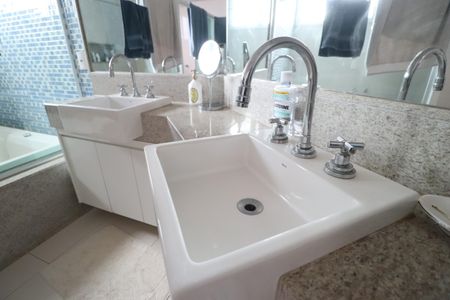 Casa de condomínio para alugar com 292m², 5 quartos e 2 vagasBanheiro da Suíte 3