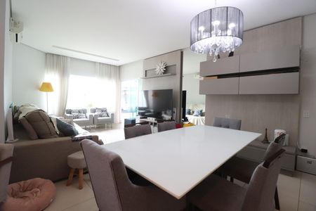 Casa de condomínio para alugar com 292m², 5 quartos e 2 vagasSala