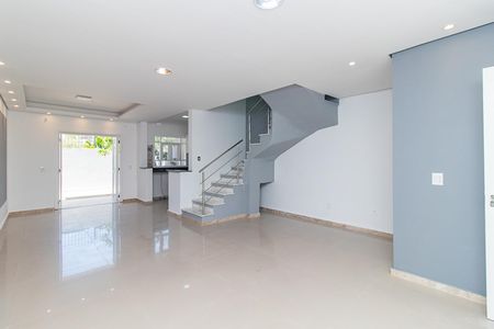 Sala de casa à venda com 3 quartos, 185m² em Guarujá, Porto Alegre