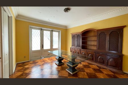 Casa à venda com 643m², 3 quartos e 2 vagas Casa à venda com 643m², 3 quartos e 2 vagasSala