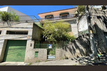 Casa à venda com 643m², 3 quartos e 2 vagas Casa à venda com 643m², 3 quartos e 2 vagasFachada