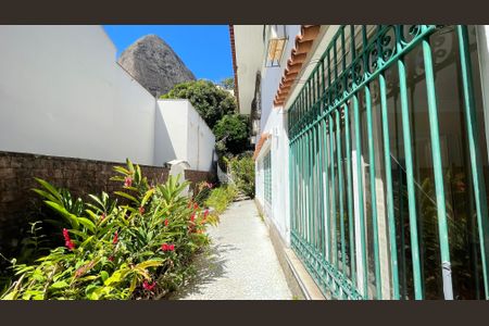 Casa à venda com 643m², 3 quartos e 2 vagas Casa à venda com 643m², 3 quartos e 2 vagasQuintal