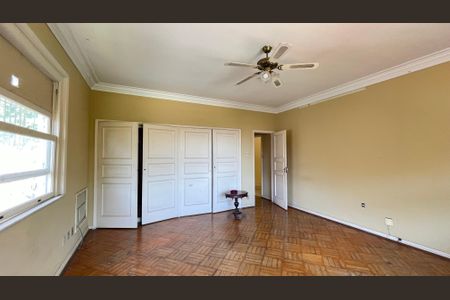 Casa à venda com 643m², 3 quartos e 2 vagas Casa à venda com 643m², 3 quartos e 2 vagasSuíte