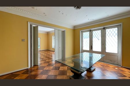 Casa à venda com 643m², 3 quartos e 2 vagas Casa à venda com 643m², 3 quartos e 2 vagasSala