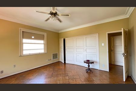 Casa à venda com 643m², 3 quartos e 2 vagas Casa à venda com 643m², 3 quartos e 2 vagasSuíte