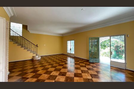 Casa à venda com 643m², 3 quartos e 2 vagas Casa à venda com 643m², 3 quartos e 2 vagasSala