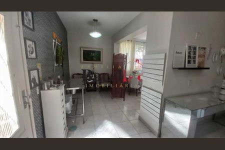 Casa à venda com 240m², 3 quartos e 2 vagas