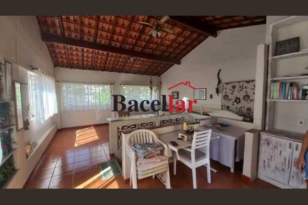 Casa à venda com 240m², 3 quartos e 2 vagas
