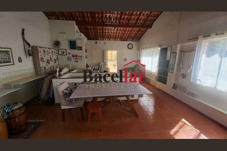 Casa à venda com 240m², 3 quartos e 2 vagas