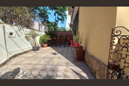 Casa à venda com 240m², 3 quartos e 2 vagas