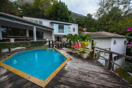 Casa de condomínio à venda com 600m², 4 quartos e 2 vagas