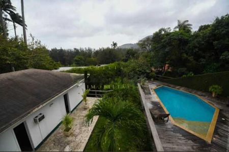 Casa de condomínio à venda com 600m², 4 quartos e 2 vagas