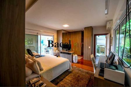 Casa de condomínio à venda com 600m², 4 quartos e 2 vagas