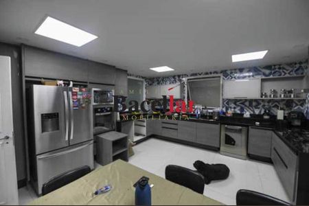 Casa de condomínio à venda com 600m², 4 quartos e 2 vagas