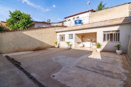 Casa à venda com 300m², 2 quartos e 4 vagasQuintal