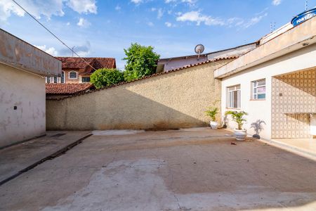 Casa à venda com 300m², 2 quartos e 4 vagasQuintal