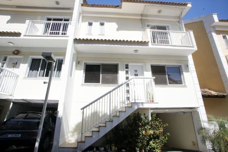 Casa de condomínio à venda com 240m², 5 quartos e 2 vagasFachada da Casa
