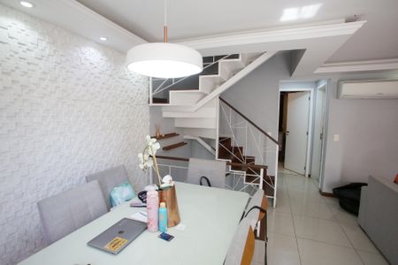 Casa de condomínio à venda com 240m², 5 quartos e 2 vagasSala