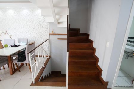 Casa de condomínio à venda com 240m², 5 quartos e 2 vagasEscada