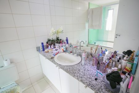 Casa de condomínio à venda com 240m², 5 quartos e 2 vagasBanheiro da Suíte 1