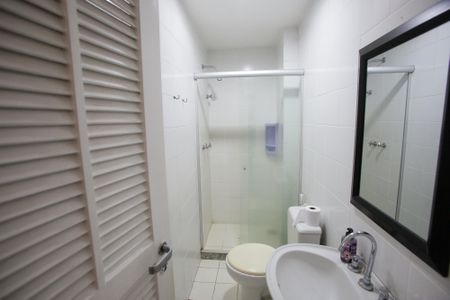 Casa de condomínio à venda com 240m², 5 quartos e 2 vagasBanheiro de Serviço