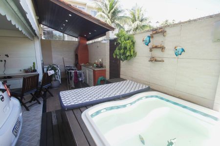 Casa de condomínio à venda com 240m², 5 quartos e 2 vagasPiscina