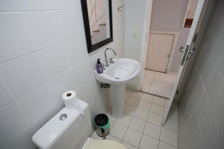 Casa de condomínio à venda com 240m², 5 quartos e 2 vagasBanheiro de Serviço