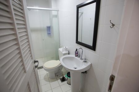 Casa de condomínio à venda com 240m², 5 quartos e 2 vagasBanheiro de Serviço