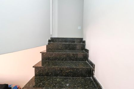 Casa à venda com 100m², 3 quartos e 5 vagas Casa à venda com 100m², 3 quartos e 5 vagasEscada